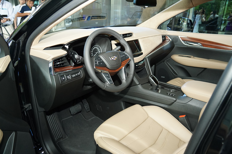 乗車定員5名とする2列シートを採用