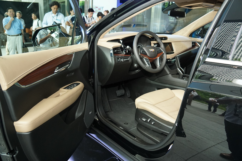 乗車定員5名とする2列シートを採用