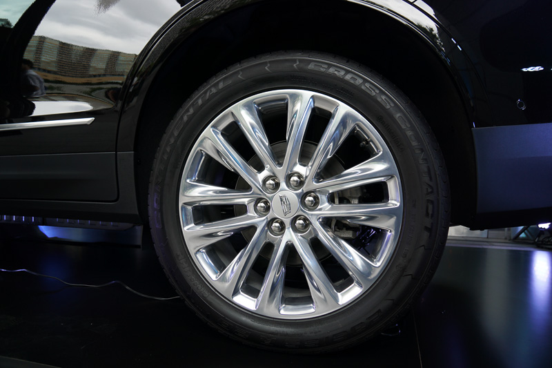 展示車両のPlatinumは20インチホイールを採用。Luxuryのホイールは18インチとなる
