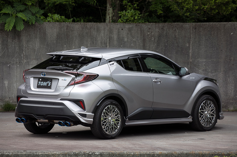 トムスの「TOM'S X795 C-HR」。外観は「フロントスポイラー」（塗装済み税別4万2000円、素地税別3万6000円）、「サイドステップ」（塗装済み税別5万7000円、素地税別5万10000円）、「リアバンパーフィン」（塗装済み3万4000円、素地税別2万8000円）を装着