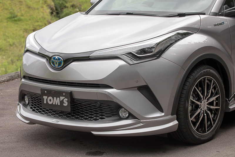 フロントスポイラーは、センター下部から車体の下に効果的に走行風を取り入れることでダウンフォースを得る構造。スポイラーの両サイドは厚みを増すことで、揚力や車体下面の風の流れを乱す原因になるタイヤハウス内への風の巻き込みを軽減させる