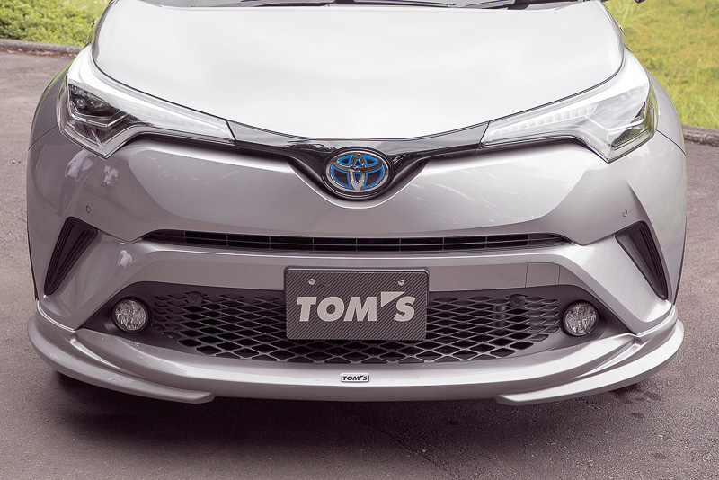 フロントスポイラーは、センター下部から車体の下に効果的に走行風を取り入れることでダウンフォースを得る構造。スポイラーの両サイドは厚みを増すことで、揚力や車体下面の風の流れを乱す原因になるタイヤハウス内への風の巻き込みを軽減させる