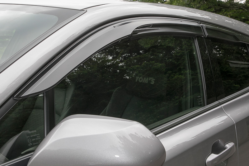 車内の空気を効果的に喚起できる「スポーツサイドバイザー」（税別1万2000円）。室温が急に変わることもなく、流れ込んだ走行風で後席が不快になることもない