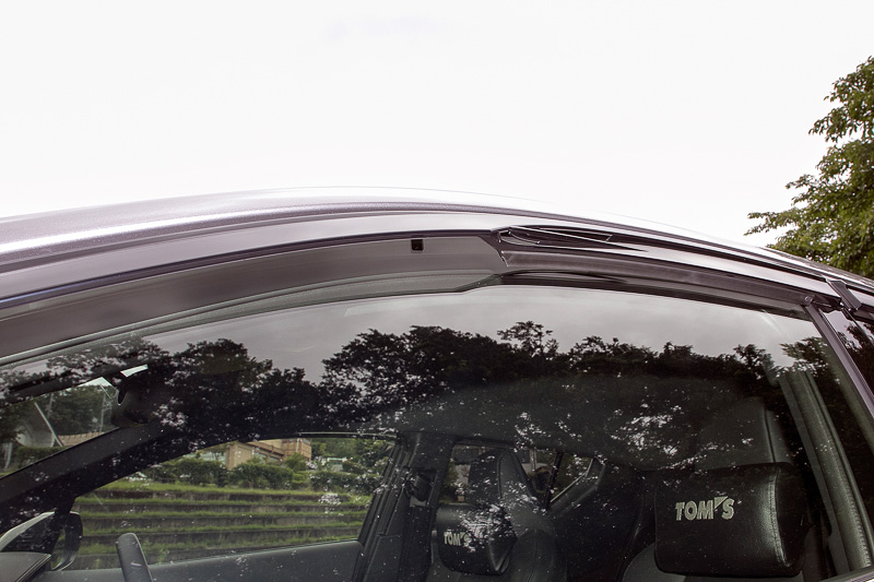 車内の空気を効果的に喚起できる「スポーツサイドバイザー」（税別1万2000円）。室温が急に変わることもなく、流れ込んだ走行風で後席が不快になることもない