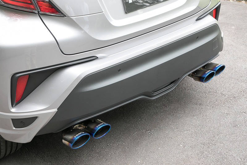 マフラーは「トムスバレル・HV FOR ノーマル チタンテール」（税別17万円）を装着。テール形状は90φオーバル