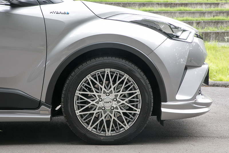 こちらは18インチアルミホイールの「TH-02」（税別3万5000円/本）。サイズはフロント、リア共に18×7.0J+48