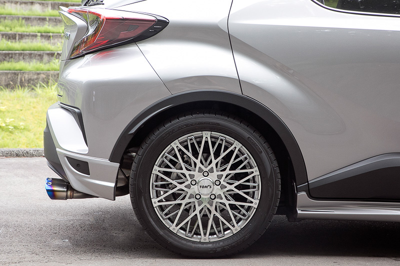 こちらは18インチアルミホイールの「TH-02」（税別3万5000円/本）。サイズはフロント、リア共に18×7.0J+48