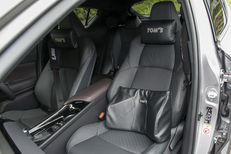 ヘッドレストパッド（税別6200円）、シートベルト用のショルダーパッド（税別2000円）、腰のホールド性を上げるランバーサポートクッション（税別1万5000円）を装着するインテリア。価格はすべて1個のもの