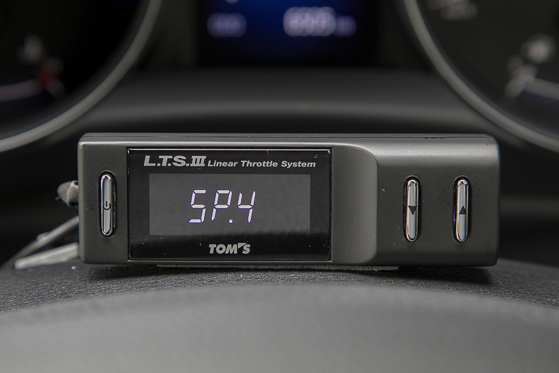 電子スロットルコントローラー「L.T.S.III」（税別3万8000円）。電子スロットルの開度を6段階で調整できる。装着はカプラーオン