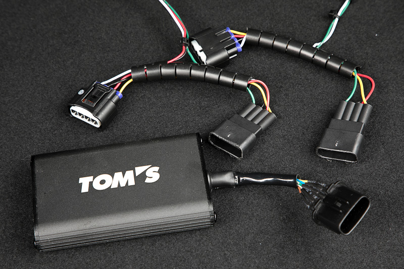 こちらは8NR-FTSターボエンジン搭載車用のパワーアップアイテム「パワーBOX」（税別3万8000円）だ。ECUに行く圧力センサー値をコントロールすることで、ブーストアップさせる効果がある。トムスの社内テストでは最高出力で21PS、最大トルクで26Nmの出力向上を確認しているとのこと