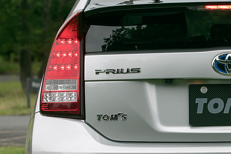 「LEDテールランプ」の点灯パターン。3本のLEDチューブを使用して、部品型式認証のEマークも取得しているので車検にも適合する