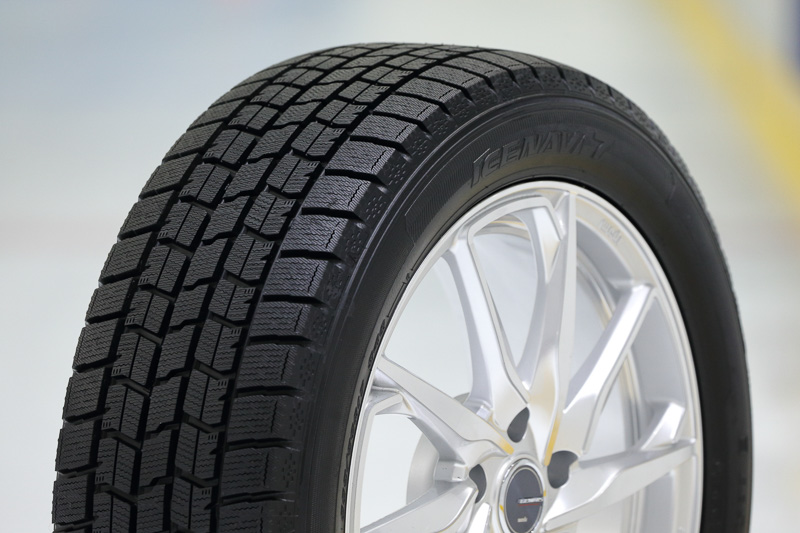 新しいトレッドパターンでとくに氷上性能向上に注力されているのが「エキストラ・マルチプル・サイプ」と「ウルトラ・NAVIブレード」。2つの相乗効果で従来モデルの「ICE NAVI 6」からエッジ成分を13％アップさせて前後左右の氷上グリップを高めている