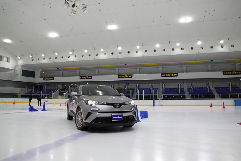 試乗会場となったのは「新横浜スケートセンター」。平滑で凍結状態も公道とは桁違いに安定しているが、やはり表面はツルツルと滑りやすい。ICE NAVI 7の進化した氷上性能やいかに!?