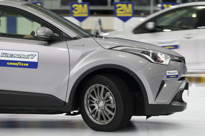 同じ状況でICE NAVI 7は、操舵を行なってすぐに氷を掴むようにグリップ。リアタイヤも同様の感覚がある