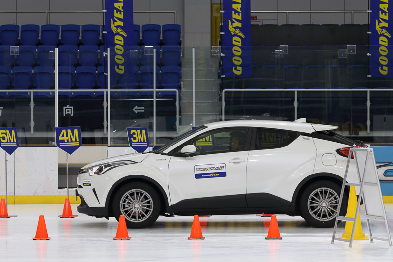 「20km/hからのブレーキング」での停止位置。上がICE NAVI 6で下がICE NAVI 7。ゼロ発進時にタイヤが空転すると瞬間的にスピードメーターの指針が跳ね上がってしまい、メーターを見ての速度調整が難しかったが、何度か試して加速度を合わせた