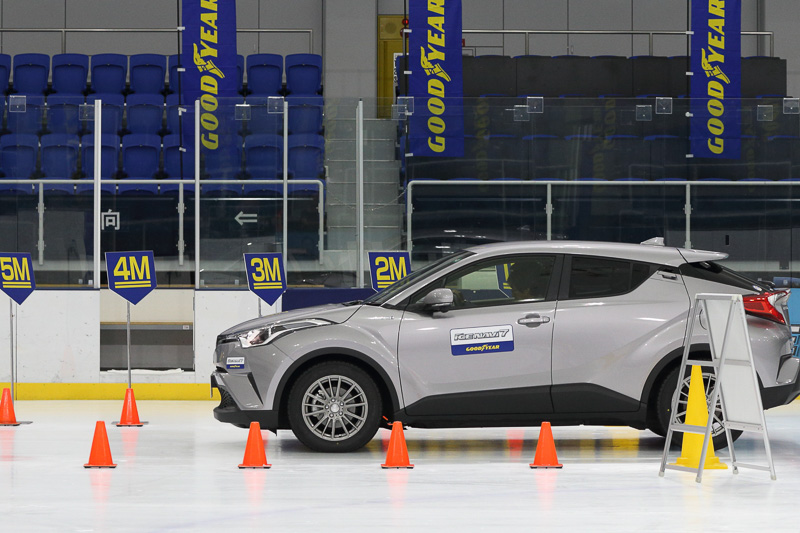 「20km/hからのブレーキング」での停止位置。上がICE NAVI 6で下がICE NAVI 7。ゼロ発進時にタイヤが空転すると瞬間的にスピードメーターの指針が跳ね上がってしまい、メーターを見ての速度調整が難しかったが、何度か試して加速度を合わせた