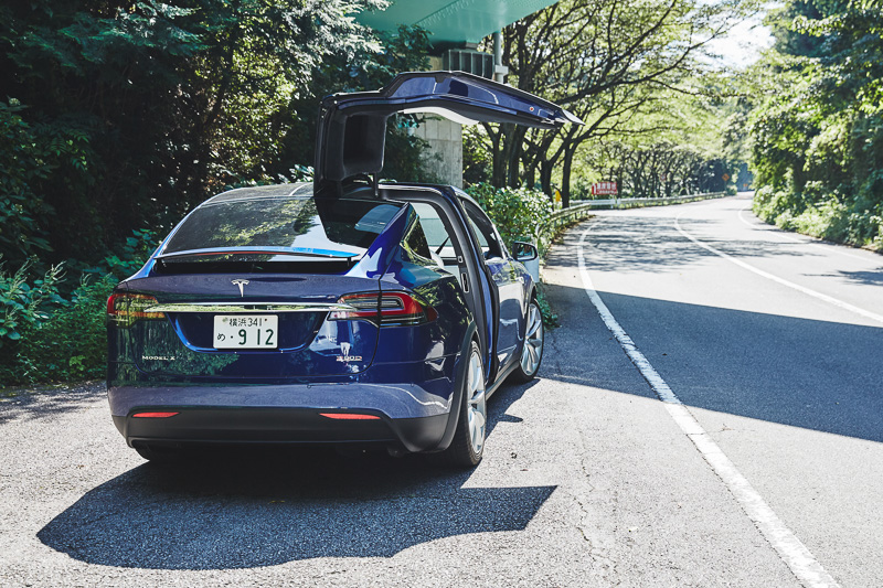 ポップアップストアでは、モデル Xの特徴でもあるファルコンウィングドアの開閉操作などのデモンストレーションが行なわれる