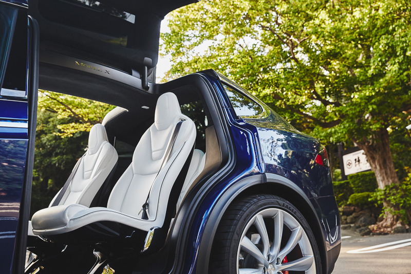 ポップアップストアでは、モデル Xの特徴でもあるファルコンウィングドアの開閉操作などのデモンストレーションが行なわれる