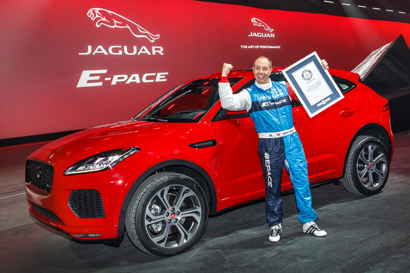 ギネス世界記録を樹立した新型SUV「E-PACE」とテリー・グラント氏