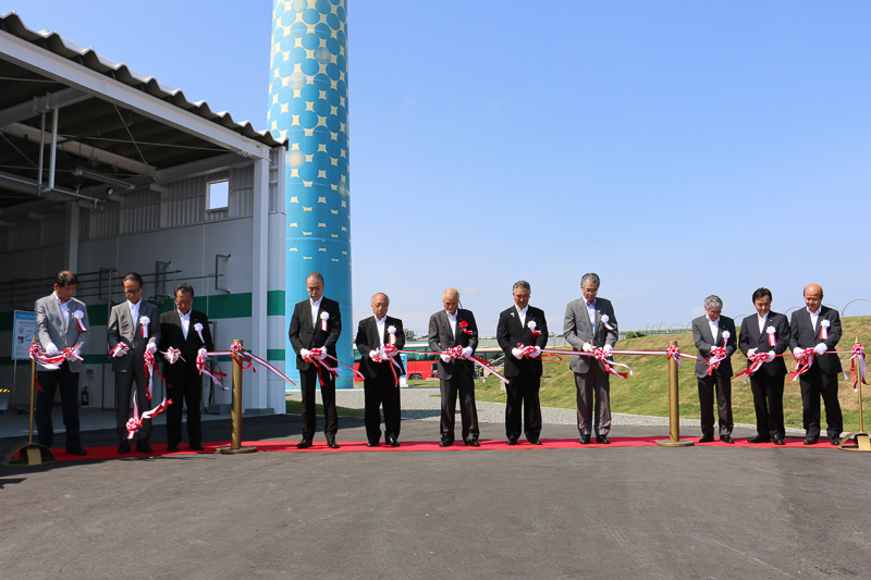 関係者によるテープカットセレモニーの様子