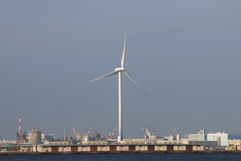 約1.5km離れた対岸の臨港パークから見たハマウィング。横浜港のランドマークともなっている