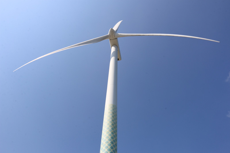 下から見上げたハマウィングのローター。ブレードは落雷防護システム付きのGFRP（ガラス繊維強化エポキシ樹脂）で、角度を変えて風を受ける量を調節するピッチ制御装置を持つ