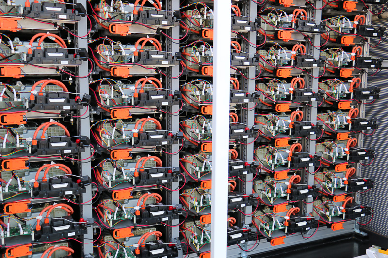 右側の装置内に「プリウス180台分」というニッケル水素のリユース電池180個が組み込まれている。蓄電能力は150kWh