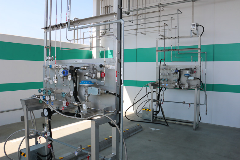 水素上屋棟の左側に水素充填装置を2基設置して、2台の簡易水素充填車に供給可能