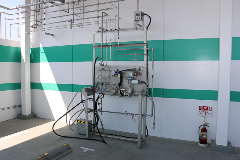 水素上屋棟の左側に水素充填装置を2基設置して、2台の簡易水素充填車に供給可能