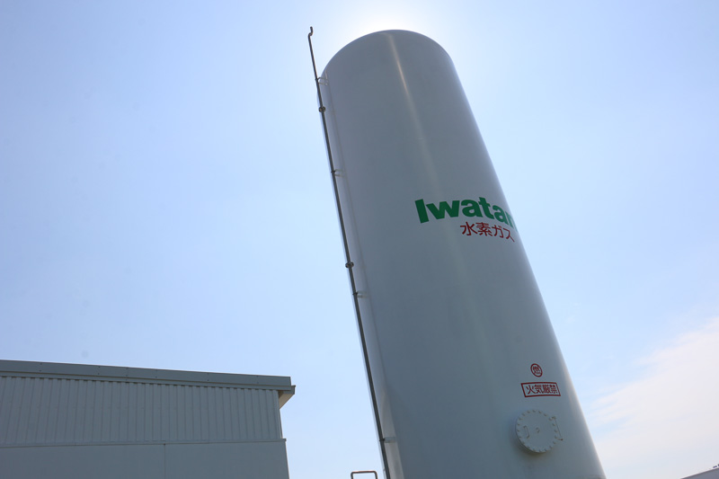 水素上屋棟の右後方に水素貯蔵タンクを設置。容量は100m<sup>3</sup>で、水素貯蔵量は800Nm<sup>3</sup>（有効貯蔵量は400Nm<sup>3</sup>）