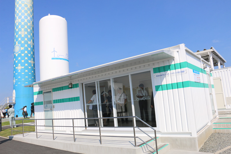 敷地内で人間が唯一常駐する事務所棟