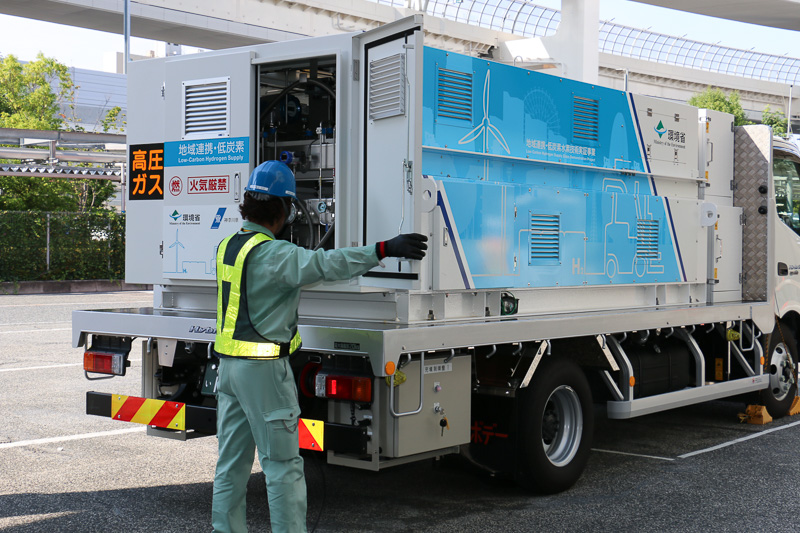 簡易水素充填車とFCフォークリフト双方のハッチを開けて水素充填を開始
