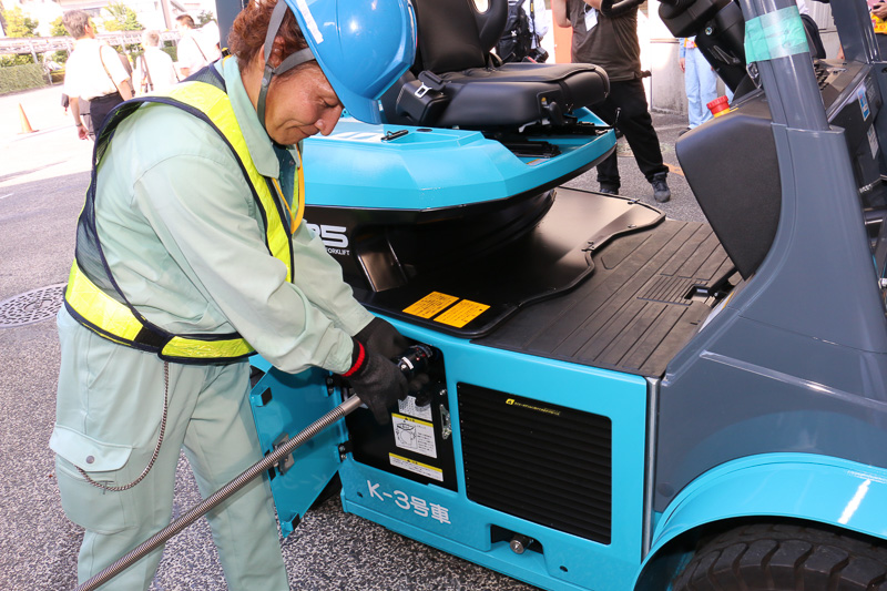 充填ホースの接続後に、水素が漏れていないか計測器を使ってチェックする