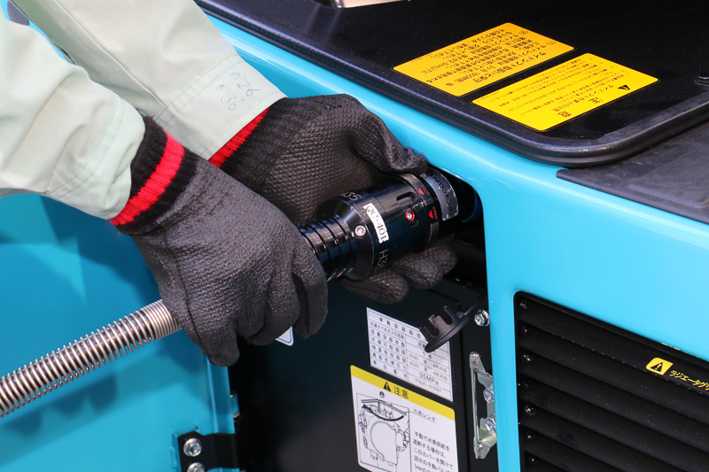 充填ホースの接続後に、水素が漏れていないか計測器を使ってチェックする