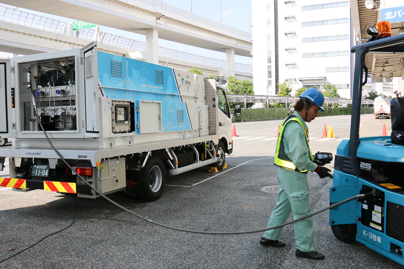 充填ホースの接続後に、水素が漏れていないか計測器を使ってチェックする