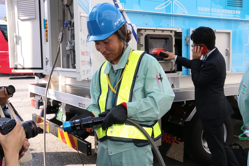 簡易水素充填車の右側面にある操作パネルで充填を開始