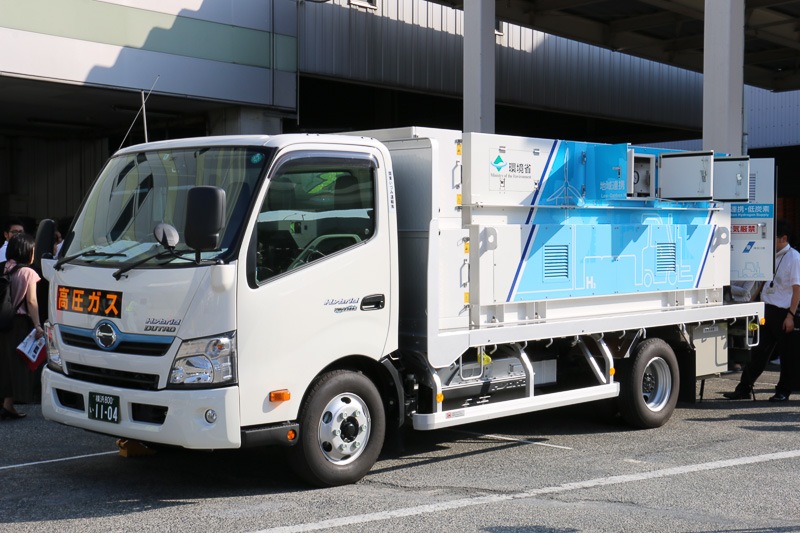 日野自動車の小型トラック「デュトロ ハイブリッド」を使った簡易水素充填車