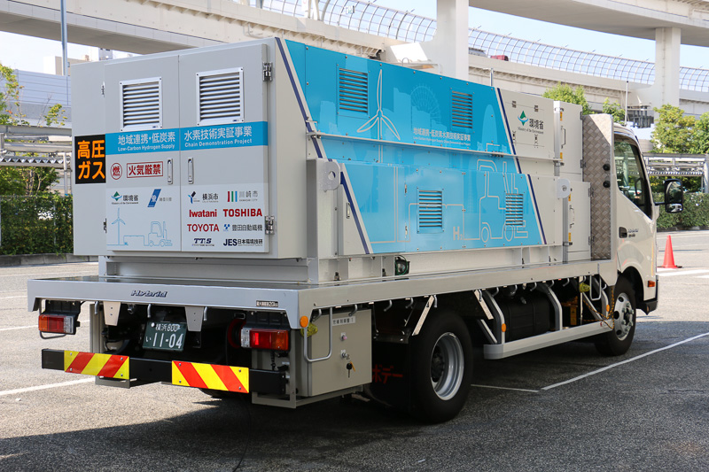日野自動車の小型トラック「デュトロ ハイブリッド」を使った簡易水素充填車