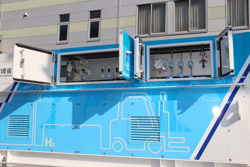 左側面の上側にもハッチがあり、圧力弁などの操作が可能