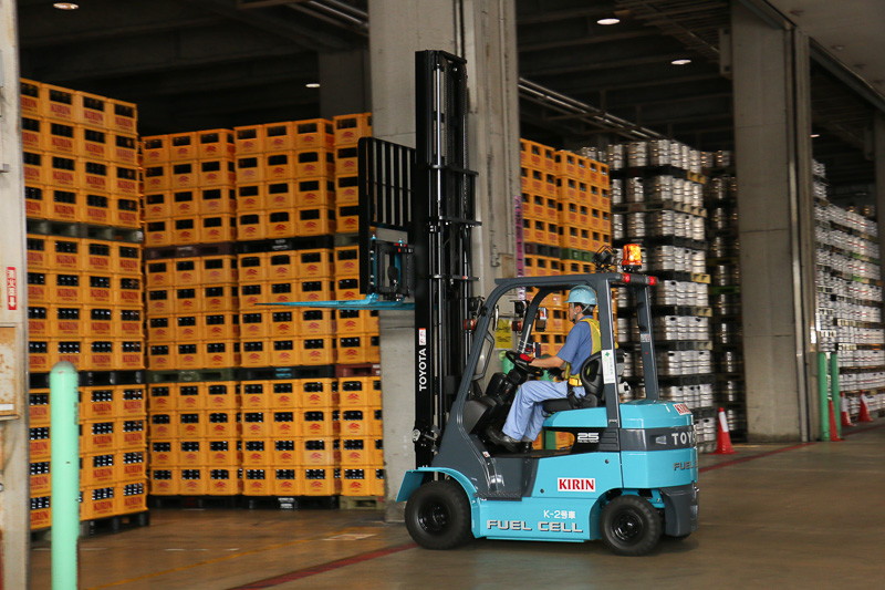 FCフォークリフトの稼動デモでは、2台のFCフォークリフトがくるくると軽快にウイングトラックの周囲を走りまわり、パレットに載せられたビールケースを次々とウイングトラックに運び込む姿が披露された