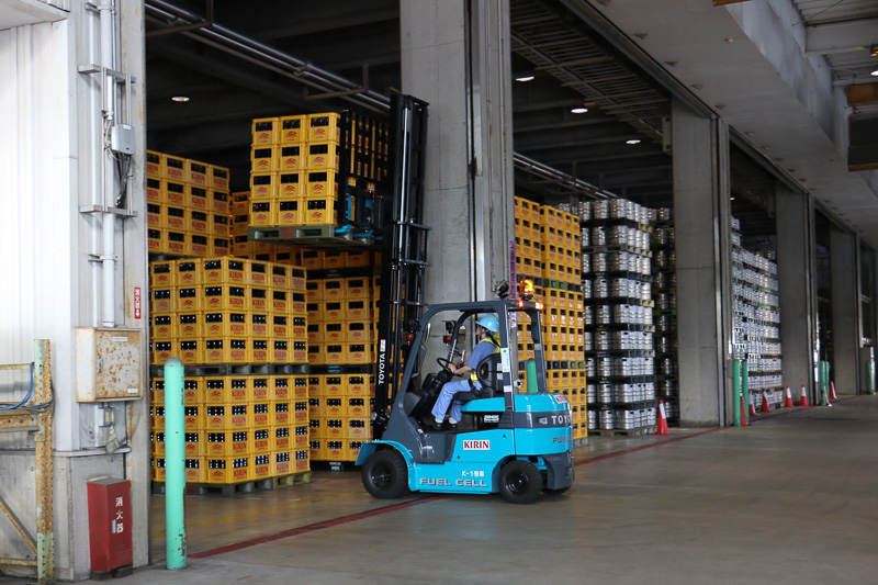 FCフォークリフトの稼動デモでは、2台のFCフォークリフトがくるくると軽快にウイングトラックの周囲を走りまわり、パレットに載せられたビールケースを次々とウイングトラックに運び込む姿が披露された