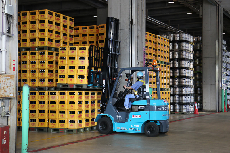 FCフォークリフトの稼動デモでは、2台のFCフォークリフトがくるくると軽快にウイングトラックの周囲を走りまわり、パレットに載せられたビールケースを次々とウイングトラックに運び込む姿が披露された