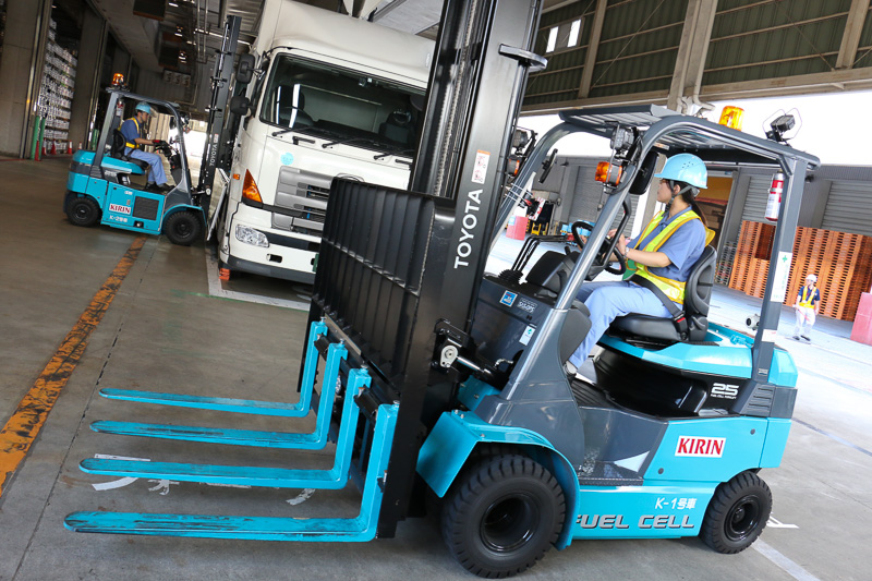 キリンビールでは重量のあるビールケースを安定して運搬できるよう、4本のフォークを備える特別仕様を採用している