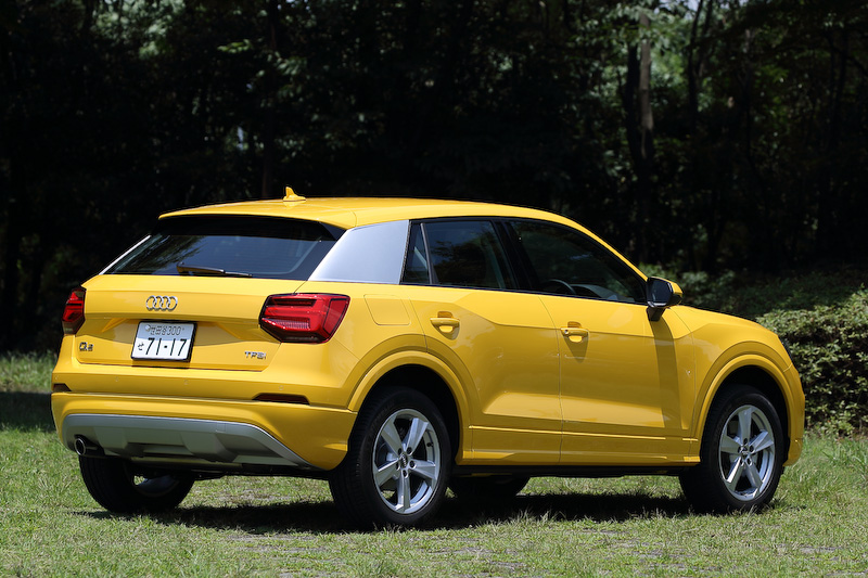 今回試乗したのは、直列3気筒DOHC 1.0リッター直噴ターボエンジンに7速Sトロニックを組み合わせ、前輪を駆動する「Q2 1.0 TFSI」。ボディサイズは4200×1795×1530mm（全長×全幅×全高）、ホイールベース2595mm。車両重量は1.4リッターモデルから30kg軽い1310kg。価格はオプション代を入れて410万円