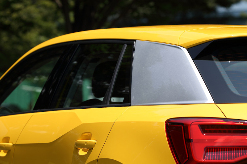 Q2のエクステリアでは、アウディ車で初採用となるポリゴン（多角形）をモチーフにしたデザインが与えられるとともに、Cピラーにアイスシルバーまたはマットチタングレーのブレードを設定。デザイン上の大きなポイントになっている。足下は5スポークデザインの17インチホイールにミシュラン「プライマシー3」（215/55 R17）の組み合わせ