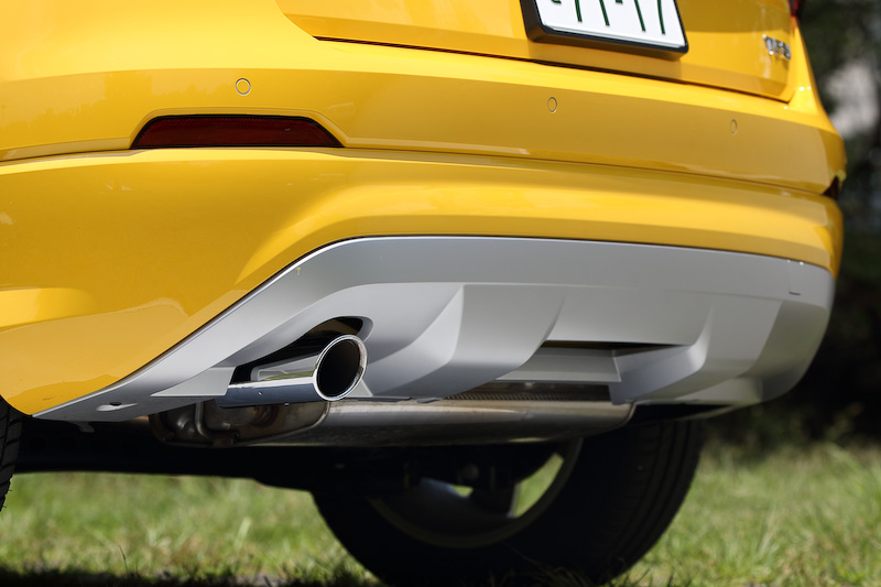 Q2のエクステリアでは、アウディ車で初採用となるポリゴン（多角形）をモチーフにしたデザインが与えられるとともに、Cピラーにアイスシルバーまたはマットチタングレーのブレードを設定。デザイン上の大きなポイントになっている。足下は5スポークデザインの17インチホイールにミシュラン「プライマシー3」（215/55 R17）の組み合わせ