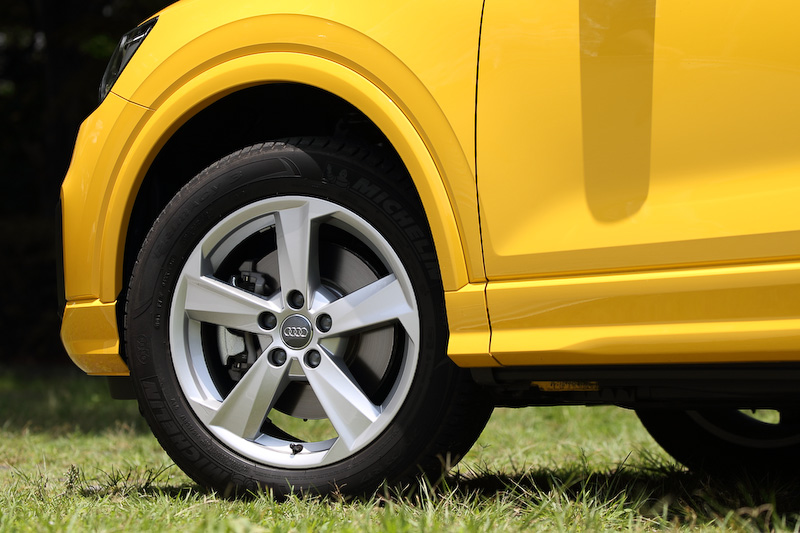 Q2のエクステリアでは、アウディ車で初採用となるポリゴン（多角形）をモチーフにしたデザインが与えられるとともに、Cピラーにアイスシルバーまたはマットチタングレーのブレードを設定。デザイン上の大きなポイントになっている。足下は5スポークデザインの17インチホイールにミシュラン「プライマシー3」（215/55 R17）の組み合わせ