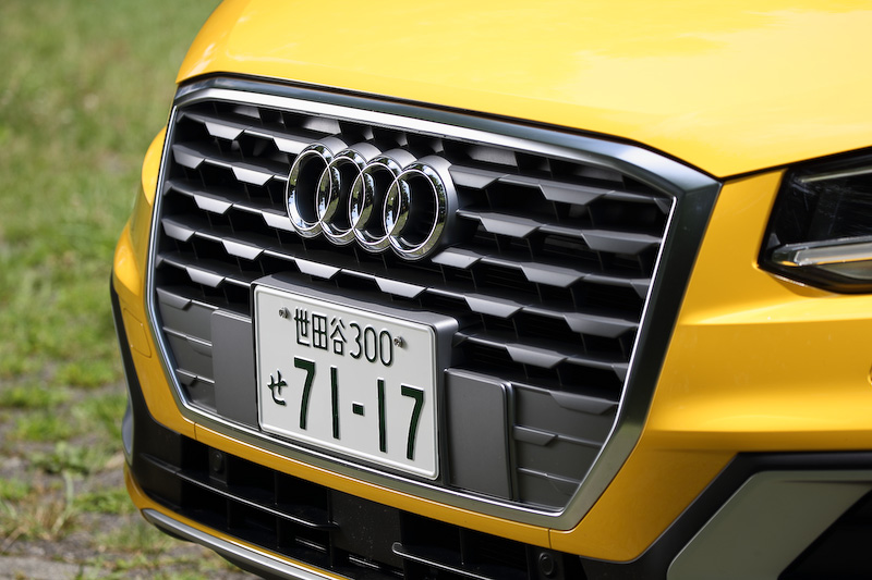 Q2のエクステリアでは、アウディ車で初採用となるポリゴン（多角形）をモチーフにしたデザインが与えられるとともに、Cピラーにアイスシルバーまたはマットチタングレーのブレードを設定。デザイン上の大きなポイントになっている。足下は5スポークデザインの17インチホイールにミシュラン「プライマシー3」（215/55 R17）の組み合わせ