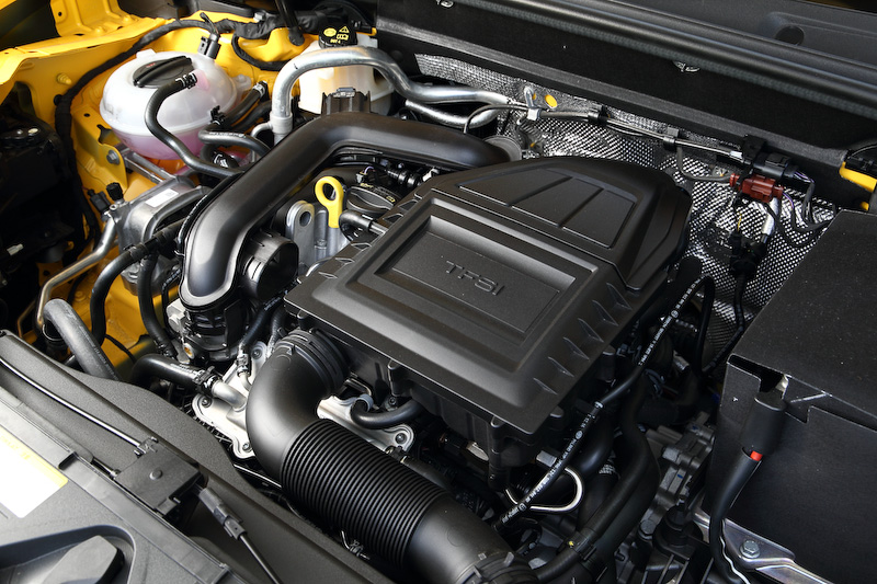 直列3気筒DOHC 1.0リッター直噴ターボエンジンは最高出力85kW（116PS）/5000-5500rpm、最大トルク200Nm（20.4kgm）/2000-3500rpmを発生。3気筒ならではのコンパクトな設計に加え、アルミ製クランクケースの採用などによってエンジン単体の重量を88kgに抑制した