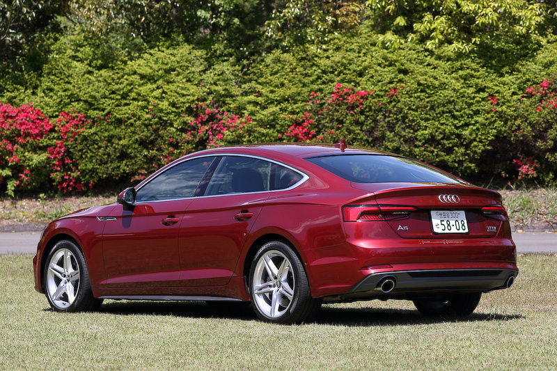 今回試乗したのは、高性能版の直列4気筒2.0リッター直噴ターボエンジン（252PS/370Nm）を搭載するスポーツバックの「2.0TFSI クワトロ sport」（757万円）。ボディサイズは4760×1845×1390mm（全長×全幅×全高）、ホイールベースは2825mm。「S lineスポーツパッケージ」装着車で、エクステリアではマトリクスLEDヘッドライト＆LEDリアコンビネーションランプ、専用の前後バンパー、アルミホイール5ツインスポークスターデザイン（8.5J×18）などを装備